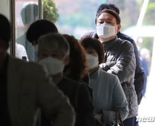 [사진] [단독] 투표 위해 줄서는 윤석열 총장