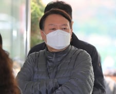 [사진] [단독] 투표소에 모습 드러낸 윤석열 검찰총장