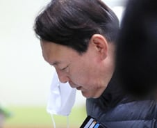 [사진] [단독] 신분확인하는 윤석열