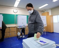 [사진] [단독] 투표하는 윤석열 총장