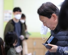 [사진] [단독] 신분확인하는 윤석열 검찰총장