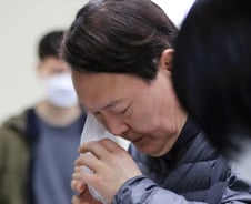 [사진] [단독] 마스크 벗고 신분확인하는 윤석열 검찰총장