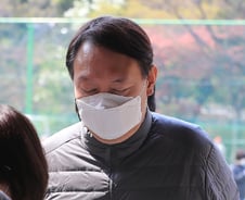 [사진] [단독] 투표 위해 줄선 윤석열 '고심'