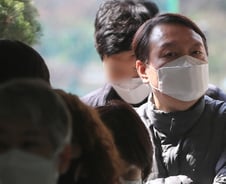 [사진] [단독] 투표 위해 줄서는 윤석열 검찰총장