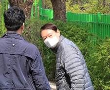 [사진] [단독] 투표소 나서는 윤석열 총장
