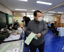 [사진] [단독] 윤석열 검찰총장 '투표하러 왔습니다'