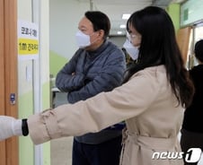 [사진] [단독] 팔짱 낀 윤석열 검찰총장