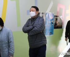 [사진] [단독] 투표소 나타난 윤석열 '사회적 거리두기'