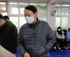 [사진] [단독] 홀로 투표장 찾은 윤석열 총장