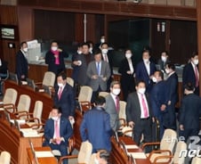 '국회'와 '언론'이 진영갈등의 원인…"민생을 외면한 두 주역"