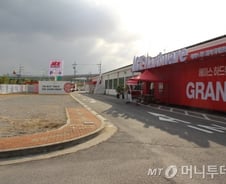 110원 벽돌·2700만원 소형 굴착기…"없는게 없네"