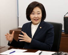 새벽 4시 일어나도 빠듯, 취임때보다 더 바쁜 박영선 장관 만났다