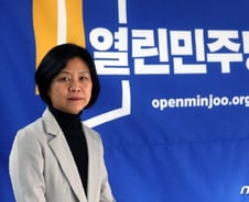 교사출신 '금배지' 강민정 "학생만 바라보고 걷겠다"
