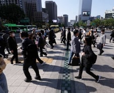 봉쇄 완화에 증시도 활짝…"수혜주 면밀히 선별할 때"