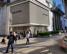 [르포] "샤넬백 오늘이 가장 싸다" 백화점 앞 2시간 '돗자리 대기'