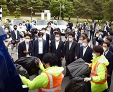 '달리는 공기청정기' 수소차, 쓰레기도 수거한다