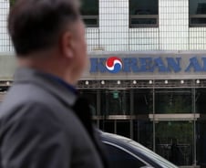 '백신 기대' 항공·여행株↑…'줍줍'했던 개미들, 계속 웃을까