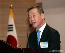 홍선근 회장 "진영 넘어서는 리더를 고대한다"