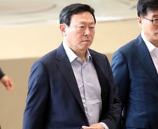 [단독]신동빈 '사재 100억 출연' 롯데문화재단 이사장 물러나