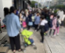 학원에 아이 데려온 엄마…"집에 있으면 불안해서"[르포]