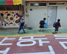 [르포] 부모 손놓고 뛰는 아이·캠코더 든 경찰…초등생 첫 등굣길