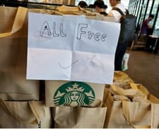 한국 놀래킨 '스타벅스 300잔 사건'엔 이 열풍 있다