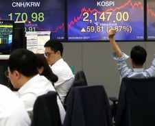 돈 싸들고 오는 개미들…"올해 2350, 내년 2500 간다"