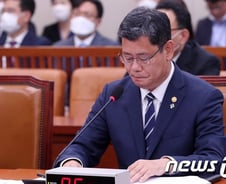 [속보]김연철 통일부 장관 물러난다…"남북관계 악화 책임"