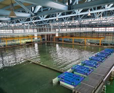 버튼 누르니 인공파도 '넘실'…"5G 무인선박 실험도 여기서 했죠" 