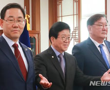 [단독]박병석 의장 중재안 "2년 뒤 대선…집권여당에 법사위 우선권"