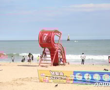 [르포]해운대해수욕장 개장 첫날…마스크 미착용·거리두기 미준수 많아