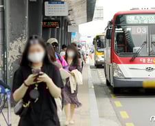 [르포] '사회적 거리두기' 격상 첫날 광주 …"마스크라도 꼭 써야죠"