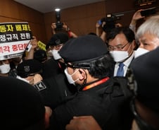 [단독]보안검색요원 '청원경찰' 고용, 인국공도 3년간 반대