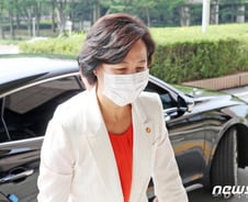 [단독]추미애, 3일째 연가…"무수한 고민 거듭"