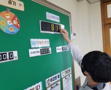 교실에서 세금내는 아이들…"국채 발행해 재난지원금도 지급"