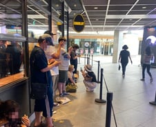 '에그슬럿' 오픈 이튿날도…문 열기 전 100명 넘게 줄 섰다