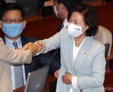 [단독]"기자는 출입금지"…추미애, 장관실 앞 '취재 차단벽' 세웠다