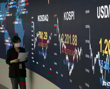 5개월만에 2200 회복한 코스피…"반도체 등 대형주 공략"