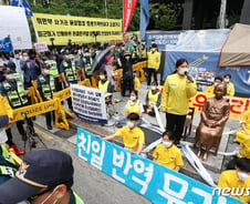 [단독] 소녀상 지킴이 향해 차량돌진 보수유튜버 "진짜 재밌다" 