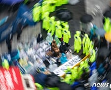[단독] 소녀상 지킴이 향해 차량돌진 보수유튜버 "진짜 재밌다"(종합) 