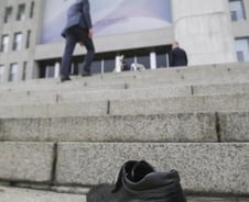 대통령에 신발 던진 50대, 폭행죄 처벌받을까[팩트체크]