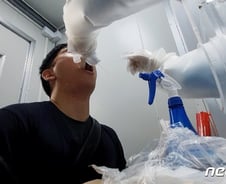 [르포] 기자 체험 '코로나 3분 검체검사'…콧구멍서 도구 빼자 연거푸 기침