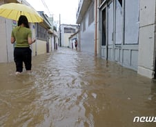 [르포] "벌써 세번째 침수…변기 물 차오르고 하수구 역류"