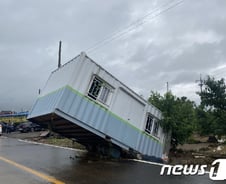 [르포]위태로이 걸린 컨테이너…붕괴 이천 저수지 아래 마을 '상흔만'