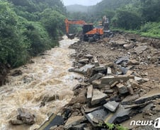 [르포]충주 소방관 실종 현장 무너진 도로 '처참'…당국 "수색에 집중"