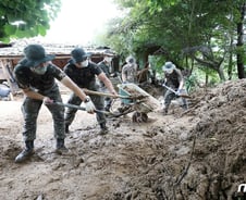 양계장 폭삭, 돼지 400마리 온데간데…"꿈이 쓸려 갔어요"(종합)