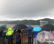 [르포]위험수위 군남댐 택시 타고 와 '물구경'…주민들은 발동동 대피 