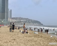 [르포] 무더위에 휴가철…해운대해수욕장 피서객 늘어