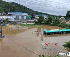저수지로 변해버린 마을…"올해 농사는 물건너가" 원망