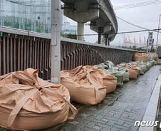 [르포] 맨홀 덮개 위 역류방지용 등 곳곳에 모래주머니 쌓고 '비상 대기'